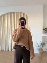 Pull en maille col asymétrique