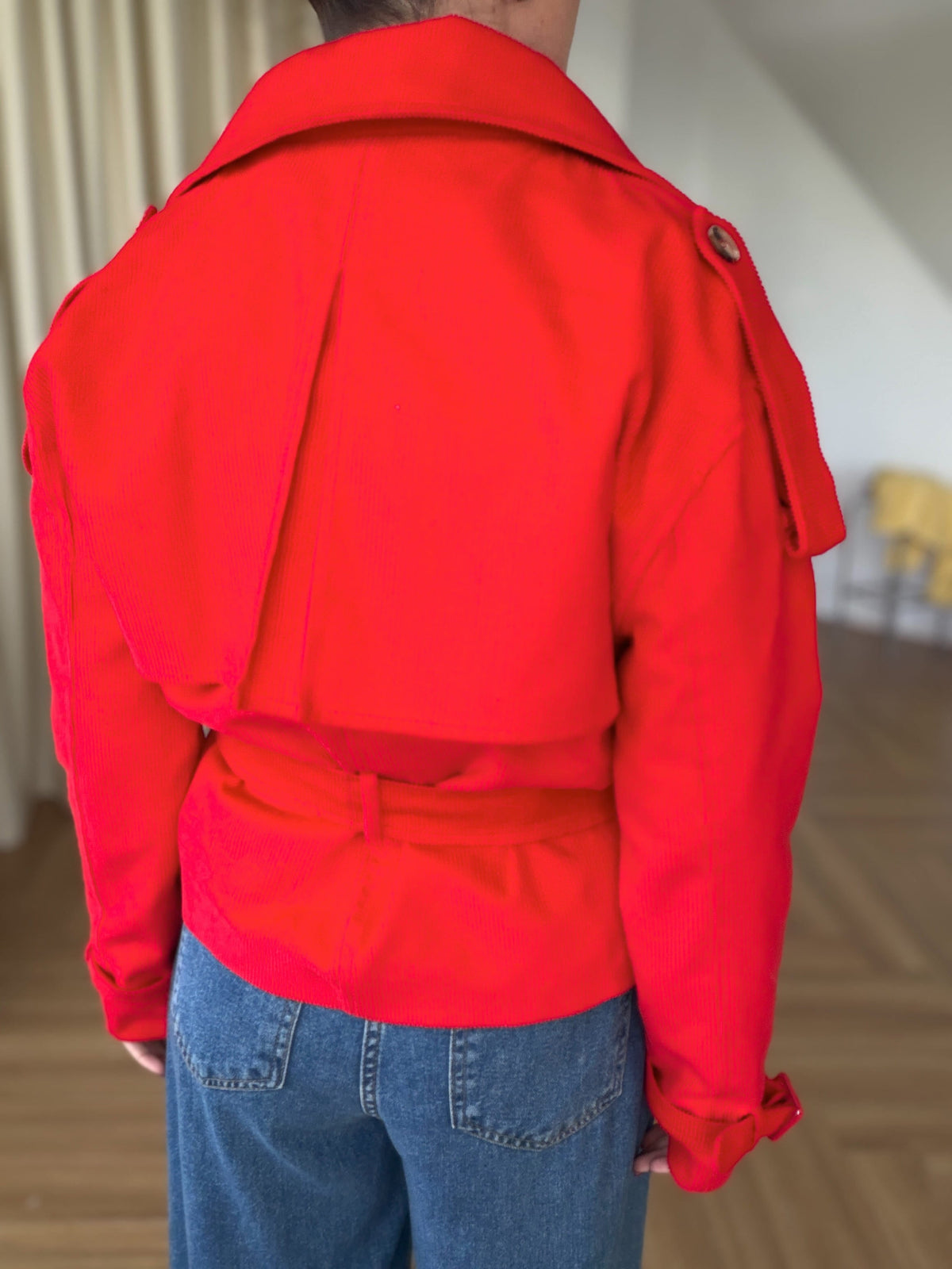 Veste en velours côtelé ceinturée