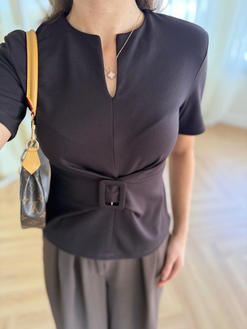 T-shirt à boucle à la taille