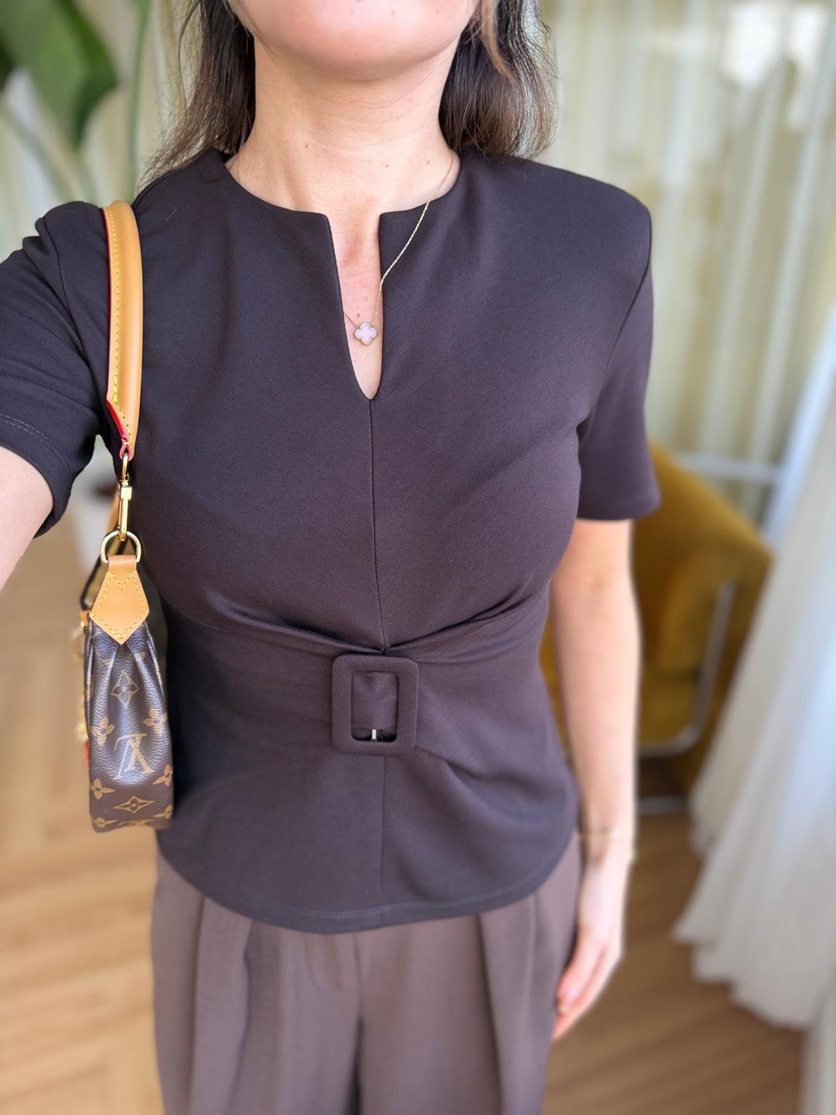 T-shirt à boucle à la taille