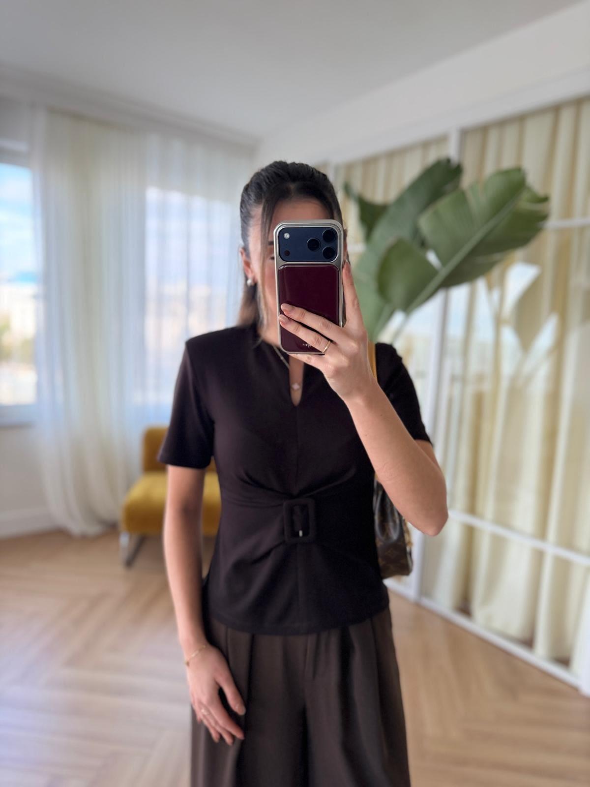 T-shirt à boucle à la taille