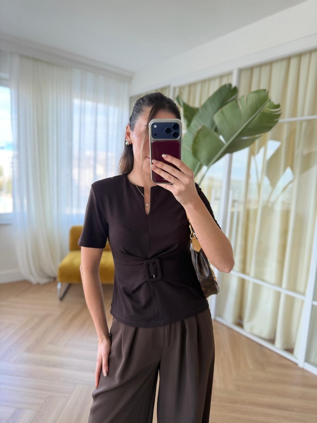T-shirt à boucle à la taille