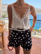 Short à pois ceinture blanche