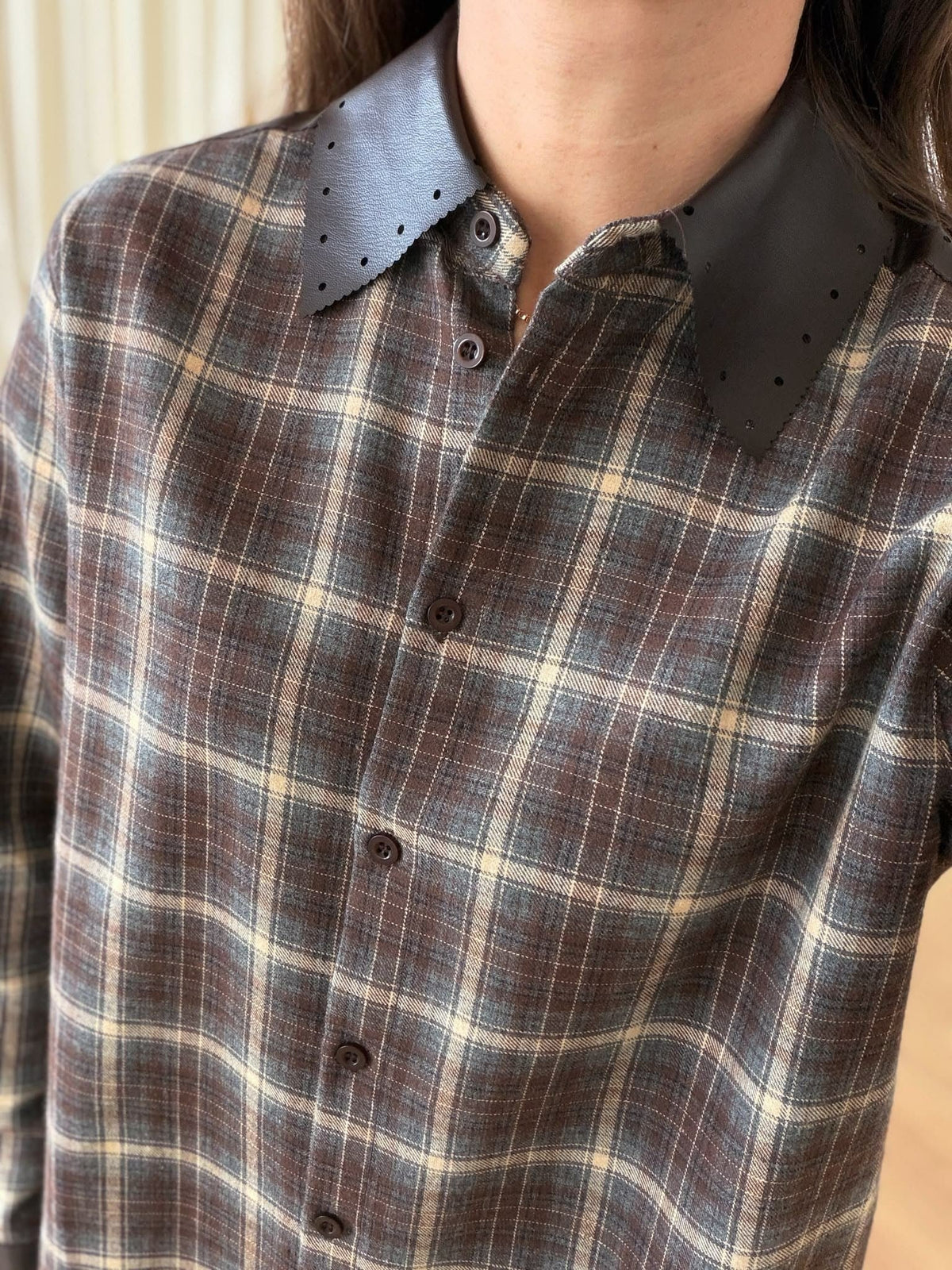 Chemise à carreaux garnie de cuir
