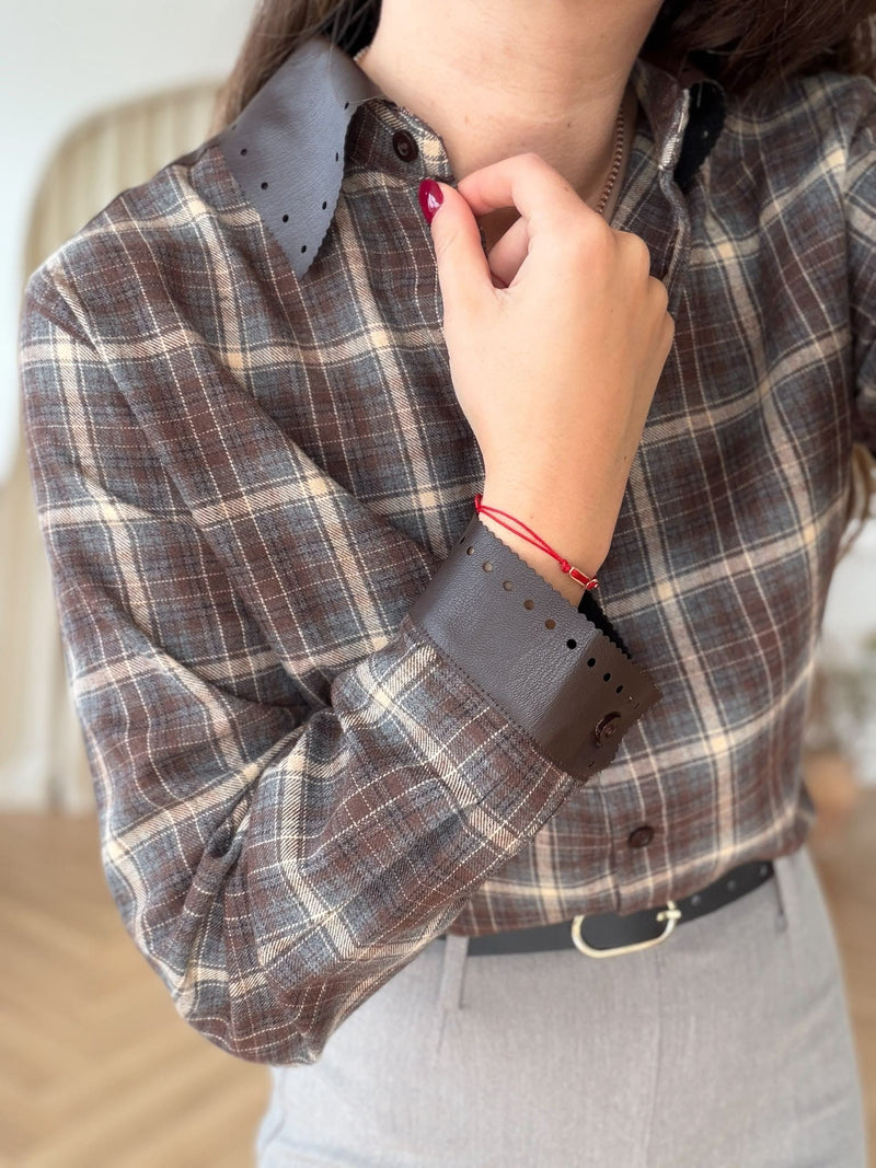 Chemise à carreaux garnie de cuir