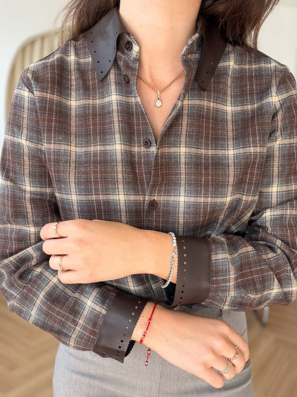 Chemise à carreaux garnie de cuir