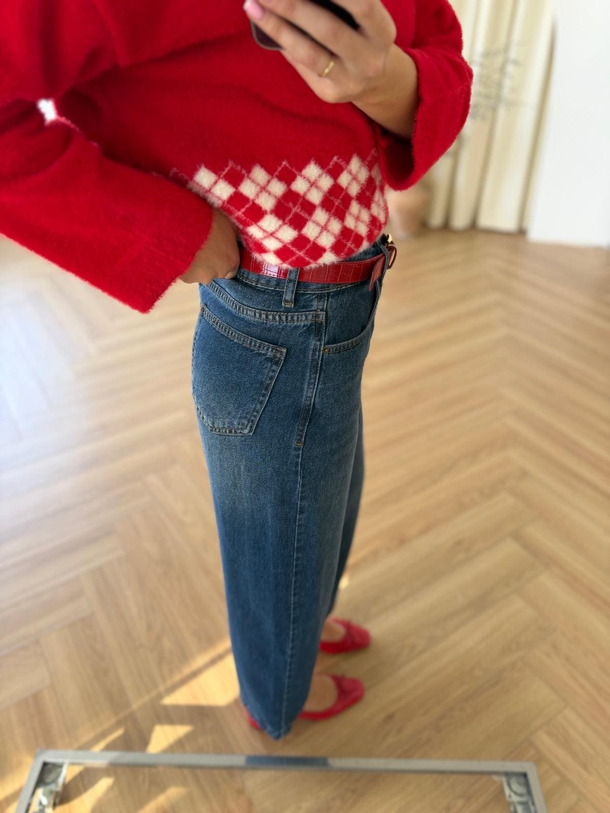 Jean droit à ceinture rouge