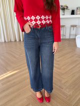 Jean droit à ceinture rouge
