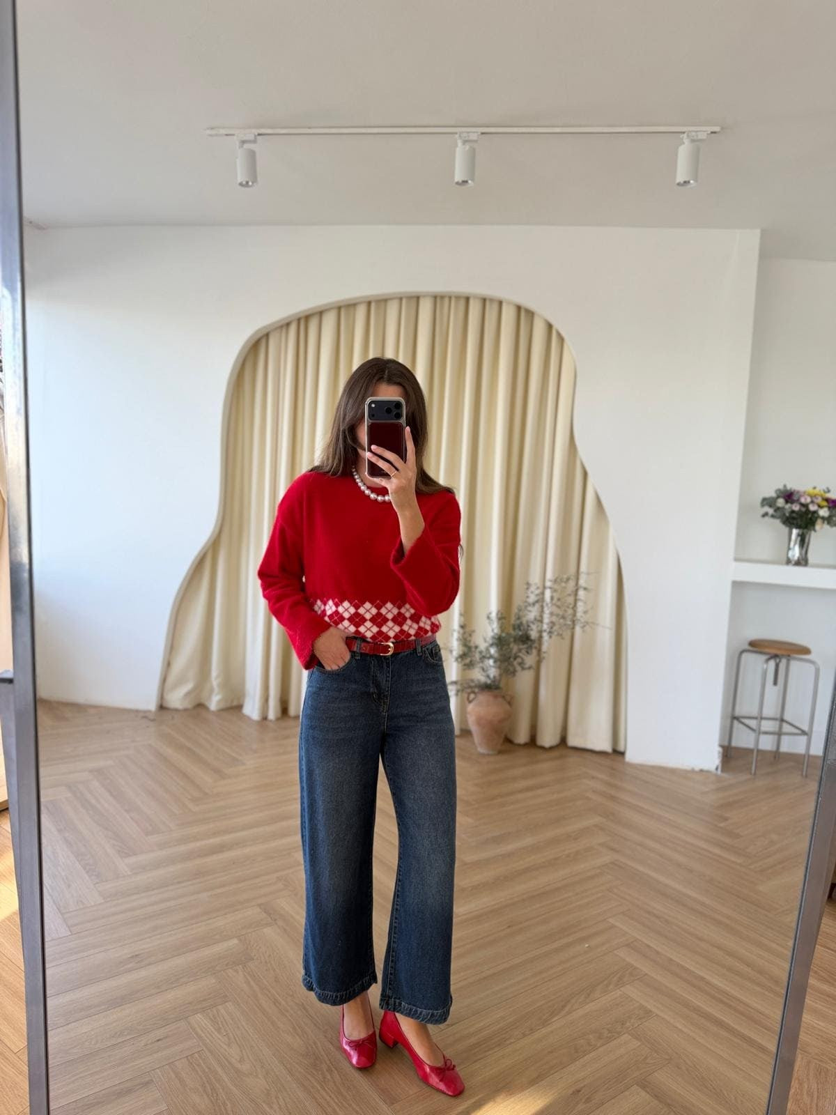 Jean droit à ceinture rouge